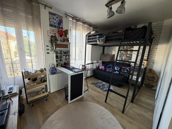 Maison 3 chambres avec cour et dépendance.