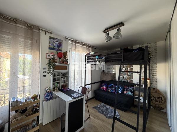 Maison 3 chambres avec cour et dépendance.