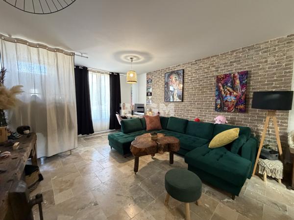 Maison 3 chambres avec cour et dépendance.
