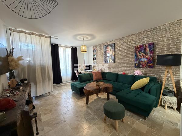 Maison 3 chambres avec cour et dépendance.