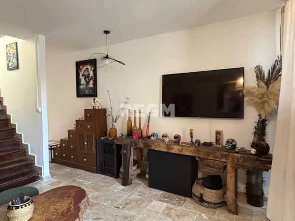 Maison 3 chambres avec cour et dépendance.