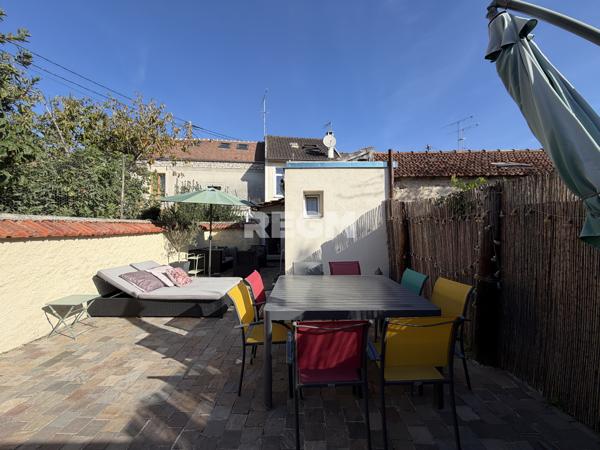 Maison 3 chambres avec cour et dépendance.