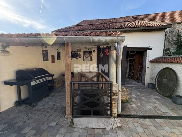 Maison 3 chambres avec cour et dépendance.