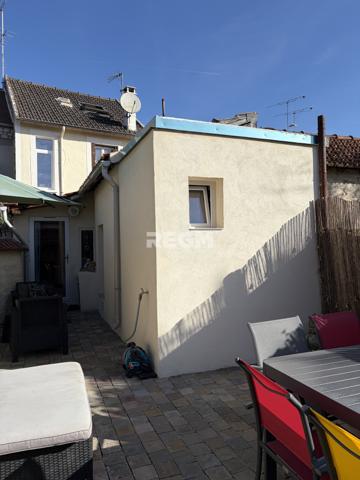 Maison 3 chambres avec cour et dépendance.