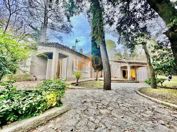adresse d'exception-villa plain pied-parc arboré-beaux volumes