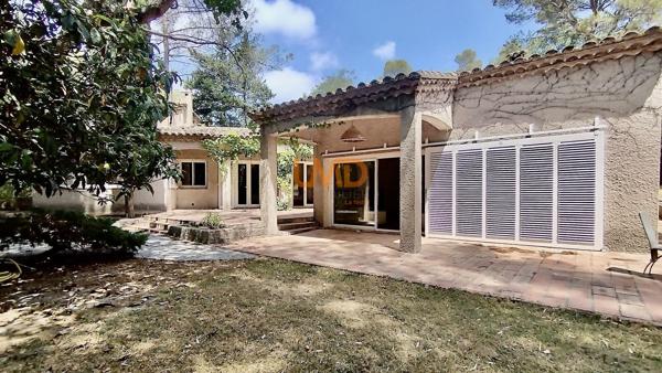 adresse d'exception-villa plain pied-parc arboré-beaux volumes