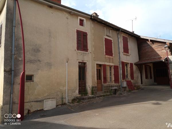 Maison d'habitation avec maison non habitable attenante  à usage débarras (dépendances et terrain).