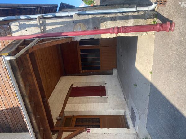 Maison d'habitation avec maison non habitable attenante  à usage débarras (dépendances et terrain).