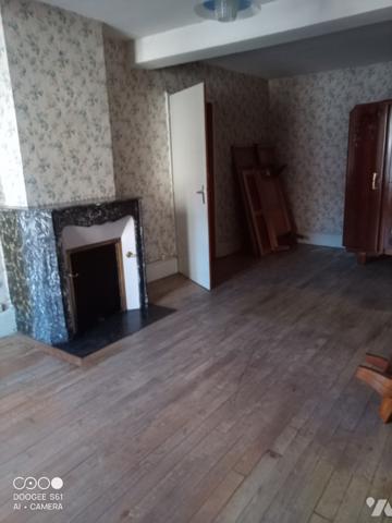 Maison d'habitation avec maison non habitable attenante  à usage débarras (dépendances et terrain).