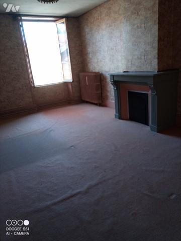 Maison d'habitation avec maison non habitable attenante  à usage débarras (dépendances et terrain).