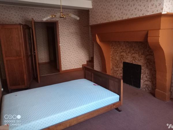 Maison d'habitation avec maison non habitable attenante  à usage débarras (dépendances et terrain).