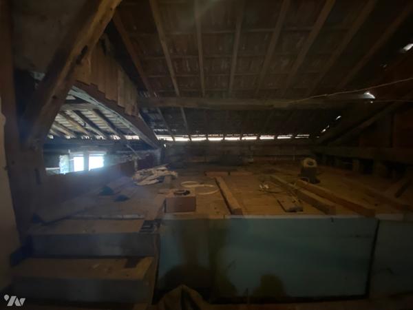 Maison d'habitation avec maison non habitable attenante  à usage débarras (dépendances et terrain).