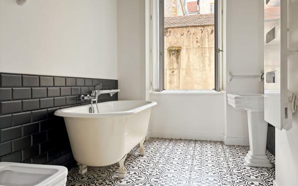 Appartement à vendre    7 pièces • 200 m2 Lyon 7