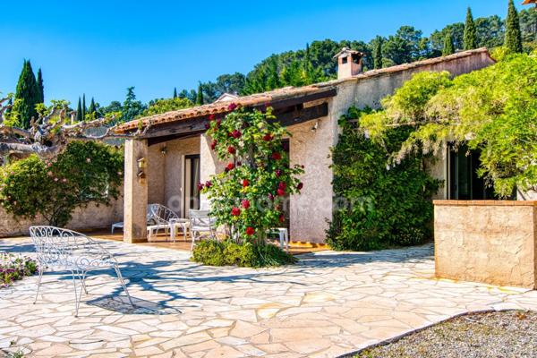 Cotignac – Villa provençale avec piscine, tennis et vue panoramique 134 m² habitable terrain 2590 m²