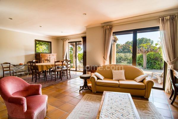 Cotignac – Villa provençale avec piscine, tennis et vue panoramique 134 m² habitable terrain 2590 m²