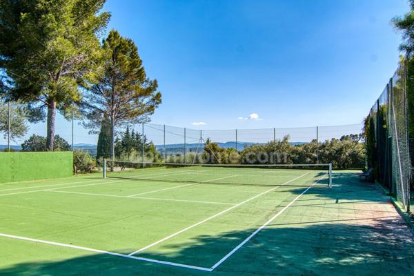 Cotignac – Villa provençale avec piscine, tennis et vue panoramique 134 m² habitable terrain 2590 m²
