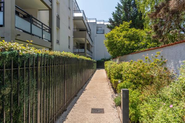 Bron Centre - Appartement toit-terrasse - 75,62 m² - 2 chambres possibles - Terrasse de 120 m² - Dernier étage - Garage en sus