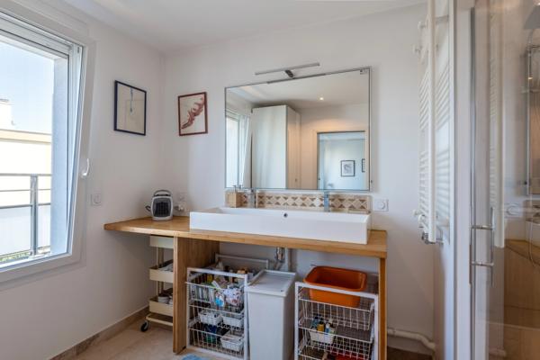 Bron Centre - Appartement toit-terrasse - 75,62 m² - 2 chambres possibles - Terrasse de 120 m² - Dernier étage - Garage en sus