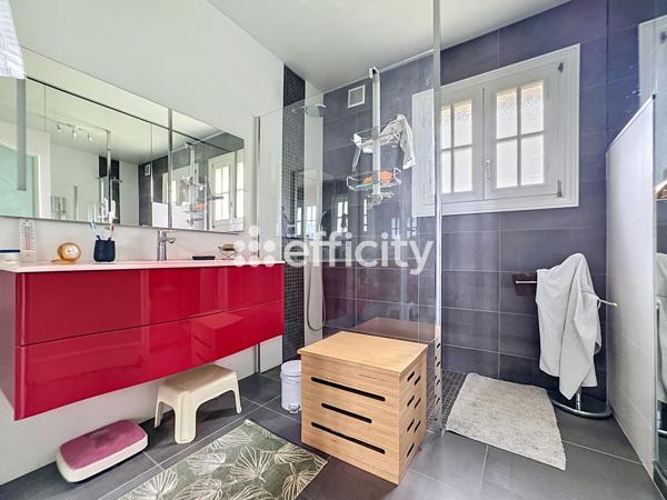Maison
         6 pièces
        - 153 m² Exclusivité 448 000 € *
