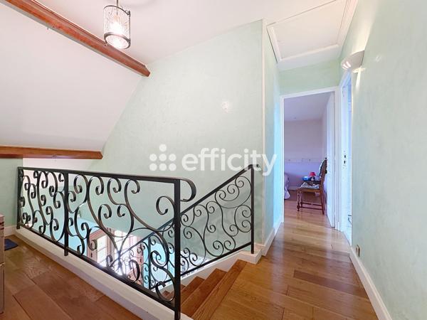 Maison
         6 pièces
        - 153 m² Exclusivité 448 000 € *