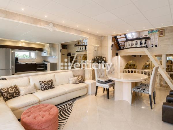 Maison
         6 pièces
        - 140 m² 650 000 € *