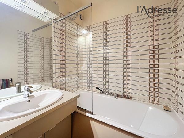 Appartement 4 pièces 3 chambres - sans à vis - -de 8 minutes du t2/L - commerces aux pieds -gardien -arboré- parquet massif - climatisation