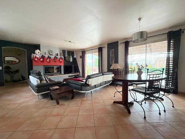 A VENDRE 84120 PERTUIS MAISON TYPE 6 PIECES D'ENVIRON 167M² AVEC DOUBLE GARAGE, PISCINE ET JARDIN