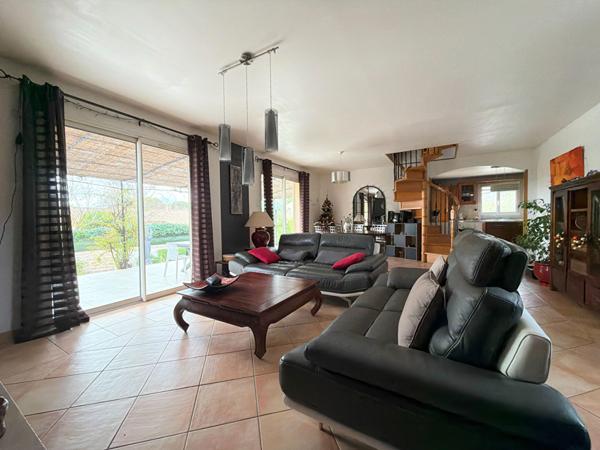 A VENDRE 84120 PERTUIS MAISON TYPE 6 PIECES D'ENVIRON 167M² AVEC DOUBLE GARAGE, PISCINE ET JARDIN