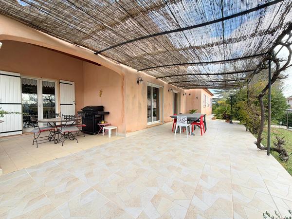 A VENDRE 84120 PERTUIS MAISON TYPE 6 PIECES D'ENVIRON 167M² AVEC DOUBLE GARAGE, PISCINE ET JARDIN