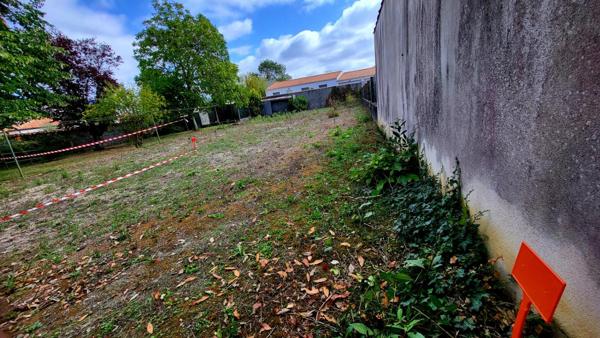 LA ROCHELLE - 17220 SAINTE SOULLE - TERRAIN 544 M² VIABILISE ET CLOS - LIBRE CONSTRUCTEUR