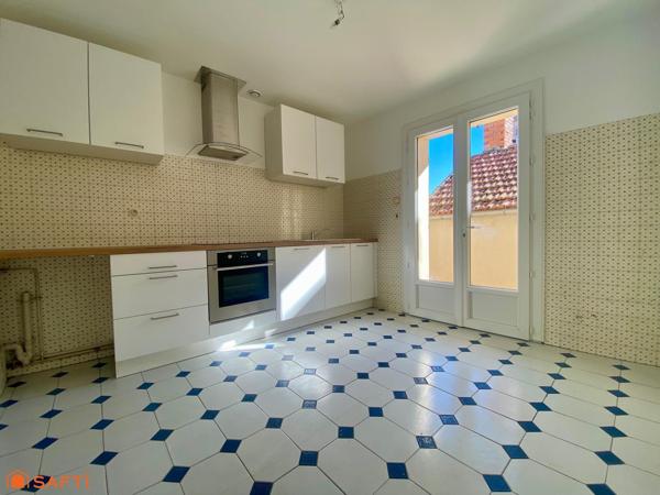 Maison de ville avec terrasse, balcon et garage