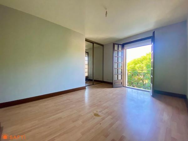 Maison de ville avec terrasse, balcon et garage