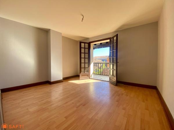 Maison de ville avec terrasse, balcon et garage