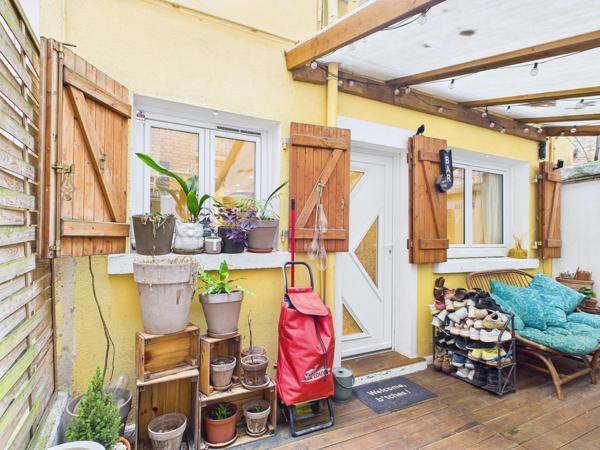 Petite maison de ville avec grande terrasse proche métros et tram