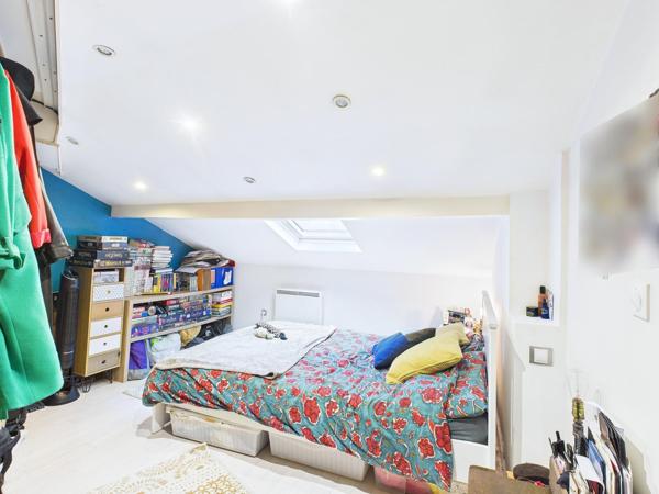 Petite maison de ville avec grande terrasse proche métros et tram