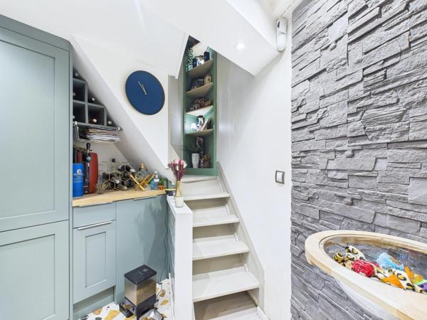 Petite maison de ville avec grande terrasse proche métros et tram