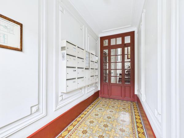 Petite maison de ville avec grande terrasse proche métros et tram