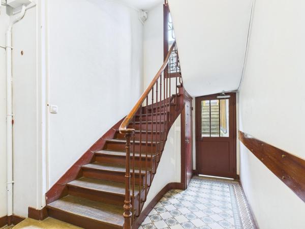 Petite maison de ville avec grande terrasse proche métros et tram