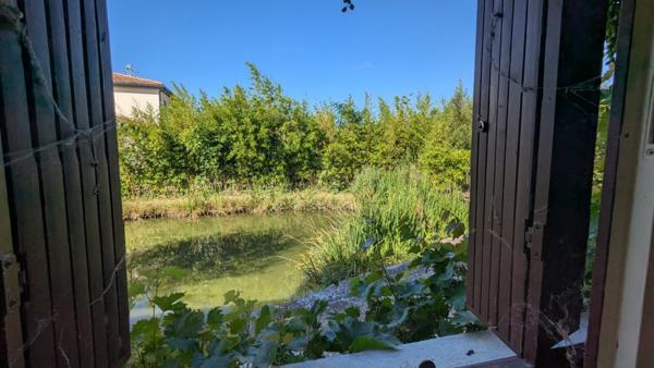 Maison T3 avec grand terrain arboré et grand plan deau