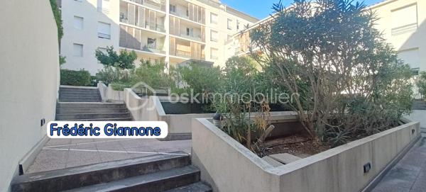 LA SEYNE-SUR-MER 
APPARTEMENT T3 AU REZ-DE-CHAUSSÉE - NORME PMR - PLACE DE PARKING PRIVÉE - ASCENSEUR

Frédéric GIANNONE vous propose :
La Seyne-sur-Mer, découvrez cet agréable appartement de type 3 d'une superficie d'environ 54m².
L'appartement se compose d'une belle pièce de vie lumineuse, offrant un cadre de vie fonctionnel, un coin nuit comprend deux belles chambres avec dressing, une salle de bains et son WC. 
Une place de stationnement privative en sous-sol, accessible par l'ascenseur est incluse.

Cet appartement constitue une opportunité idéale pour une résidence principale, un pied-à-terre ou un investissement locatif.

Je suis ouvert à la collaboration inter-agences.