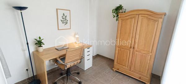LA SEYNE-SUR-MER 
APPARTEMENT T3 AU REZ-DE-CHAUSSÉE - NORME PMR - PLACE DE PARKING PRIVÉE - ASCENSEUR

Frédéric GIANNONE vous propose :
La Seyne-sur-Mer, découvrez cet agréable appartement de type 3 d'une superficie d'environ 54m².
L'appartement se compose d'une belle pièce de vie lumineuse, offrant un cadre de vie fonctionnel, un coin nuit comprend deux belles chambres avec dressing, une salle de bains et son WC. 
Une place de stationnement privative en sous-sol, accessible par l'ascenseur est incluse.

Cet appartement constitue une opportunité idéale pour une résidence principale, un pied-à-terre ou un investissement locatif.

Je suis ouvert à la collaboration inter-agences.