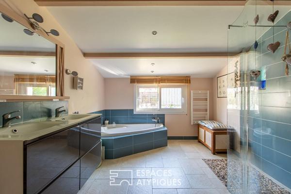 Grange et gîte indépendant dans un cadre bucolique avec accès direct à La Maine