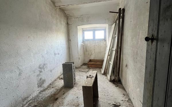 Maison à vendre    1 pièce •  Berrias-et-Casteljau