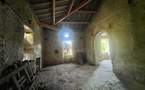 Maison à vendre    1 pièce •  Berrias-et-Casteljau