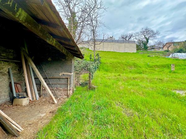 Dpt Rhône (69), au coeur de Pontcharra, terrain de 750 m2 totalement viabilisé pour 2 maisons.