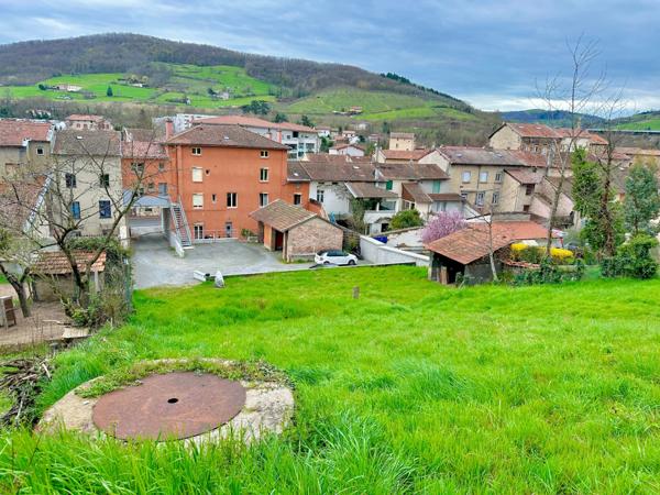 Dpt Rhône (69), au coeur de Pontcharra, terrain de 750 m2 totalement viabilisé pour 2 maisons.