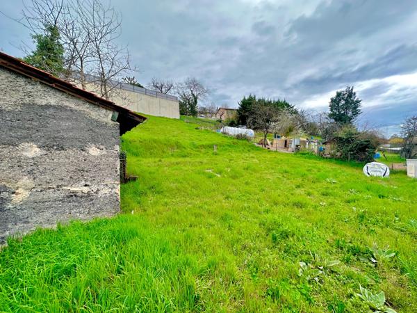 Dpt Rhône (69), au coeur de Pontcharra, terrain de 750 m2 totalement viabilisé pour 2 maisons.