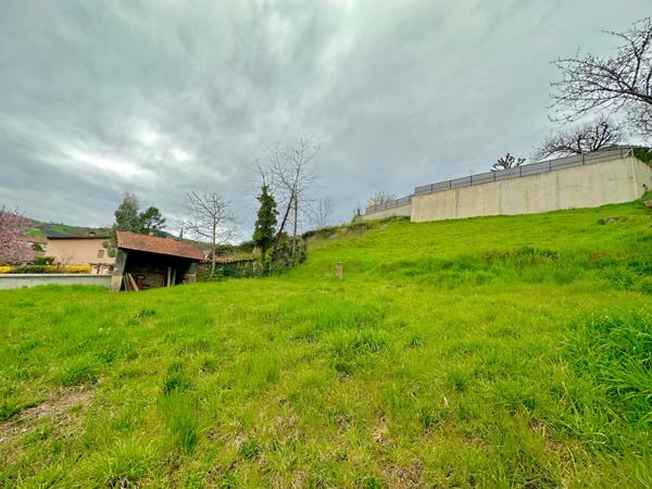 Dpt Rhône (69), au coeur de Pontcharra, terrain de 750 m2 totalement viabilisé pour 2 maisons.