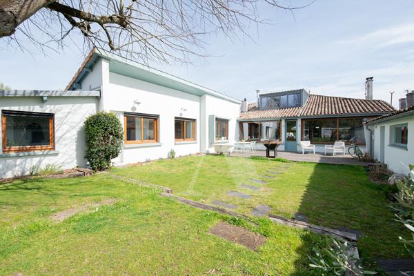 ARCHITECTURE COUP DE COEUR - 1930- MAISON RÉNOVÉE AVEC GRAND JARDIN ET DÉPENDANCE - BÈgles