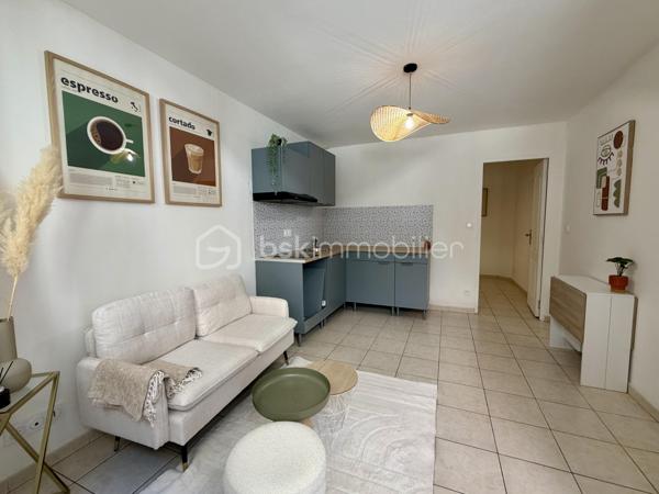 Situé en plein centre-ville de Béziers, à seulement 2 minutes à pied des Galeries Lafayette, au sein d'une rue à faible passage, cet appartement entièrement rénové de 31 m² habitables offre un excellent confort grâce à son agencement optimisé.

Cet appartement comporte une entrée indépendante, offrant une réelle autonomie et un confort apprécié des occupants. Cette configuration est particulièrement adaptée à la location saisonnière, facilitant l'accueil des voyageurs et leur accès au logement. 

Dès l'entrée, vous découvrirez un séjour lumineux, composé d'une cuisine en angle, idéale pour créer une ambiance chaleureuse au quotidien.

Dans son prolongement, vous trouverez une seconde pièce faisant office de chambre, donnant sur un couloir menant à une salle d'eau entièrement rénovée, ainsi qu'à un petit espace ouvert offrant de multiples possibilités d'aménagement, telles qu'une chambre d'enfant, un dressing ou encore un bureau.

Ce bien dispose de nombreux atouts : des volets roulants électriques, de nombreux espaces de rangement, ainsi qu'une rénovation de qualité apportant un confort de vie optimal.

Ce bien se trouve au sein d'une petite copropriété gérée par un syndic bénévole, et bénéficie donc de charges très faibles (environ 120€ / an, garantissant une excellente maîtrise des coûts.
Idéal pour un premier achat ou un investissement locatif, ce bien se situe à proximité immédiate de toutes les commodités qu'offre le centre-ville de Béziers.